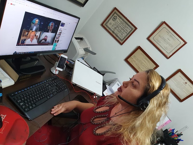 Tradutora (juramentada) e Intérprete de Espanhol - L.A.L. Traduções